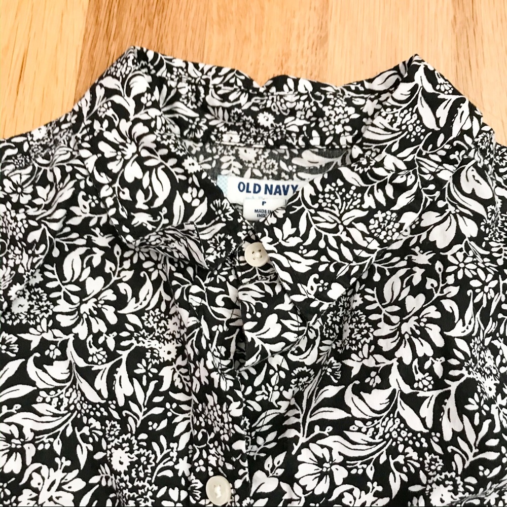 ✨ Old Navy Button Up ✨ - Picture 2 of 2